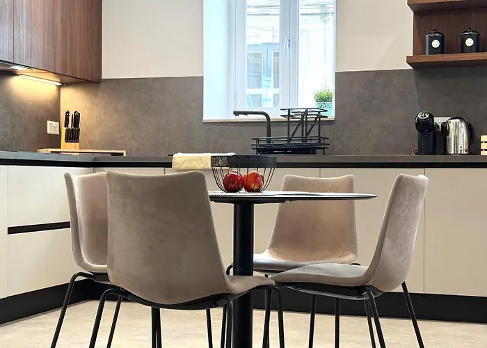 Stylish Entire - 2min From The Seafront Lägenhet